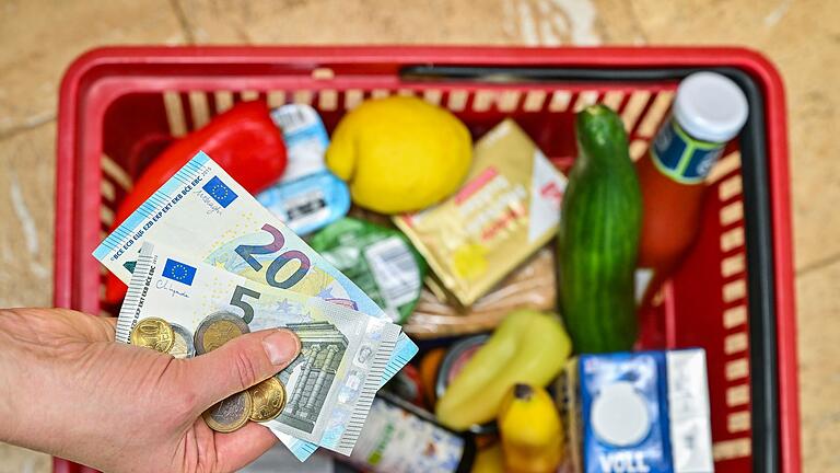 Symbolbild zur Inflation.jpeg       -  Weniger Lebensmittel für das gleiche Geld: Die Inflation ist vor allem nach Russlands Angriff auf die Ukraine für viele Menschen spürbar geworden.