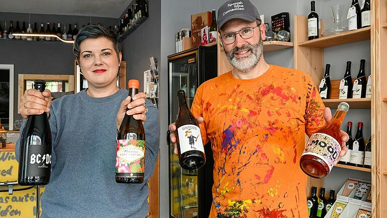 Emely Übler und Miguel Angel Atencia Hernándes haben in der Textorstraße in Würzburg eine Weinhandlung eröffnet, die 'Spanish Wine Connection'.