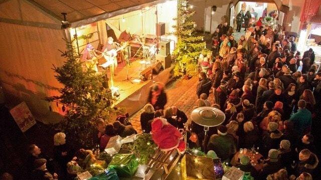 Gut besucht: der Weihnachtsmarkt im Deutschordenschloss in Münnerstadt. Gut besucht: der Weihnachtsmarkt im Deutschordenschloss in Münnerstadt.