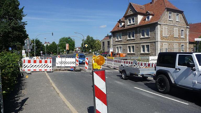 Engstelle: Die Bedarfsampel an der B 13 soll schon bald wieder abgebaut werden. Sie war nötig, weil die Straße zum Leitungsbau aufgegraben werden musste.