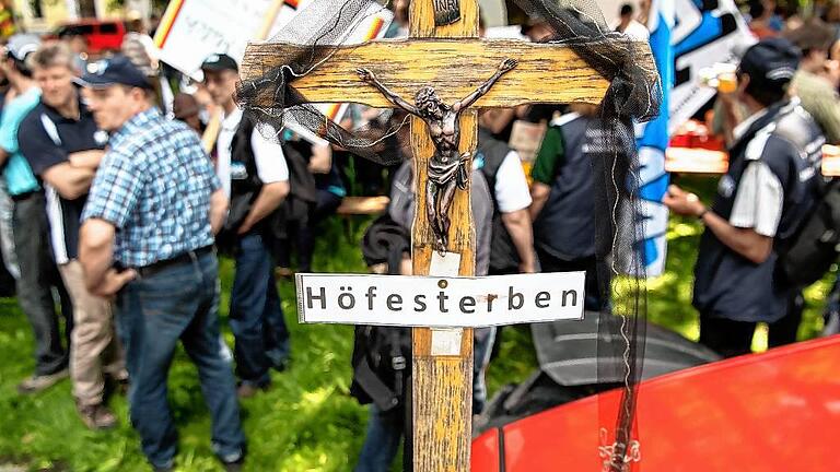 Agrarbericht 2016 Bayern       -  Zahlreiche Bauern demonstrieren im Juni vor Beginn des Agrargipfels in München gegen die niedrigen Milchpreise und halten dabei ein Kreuz mit der Aufschrift &bdquo;Höfesterben&ldquo; in den Händen.