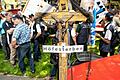 Agrarbericht 2016 Bayern       -  Zahlreiche Bauern demonstrieren im Juni vor Beginn des Agrargipfels in München gegen die niedrigen Milchpreise und halten dabei ein Kreuz mit der Aufschrift &bdquo;Höfesterben&ldquo; in den Händen.