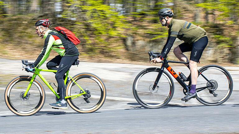 Die Gravelbike-Routen durch den Naturpark Haßberge führen teils über Feld- und Waldwege, teils - wie hier - über Straßen, wo die Räder fast wie Rennräder genutzt werden können.