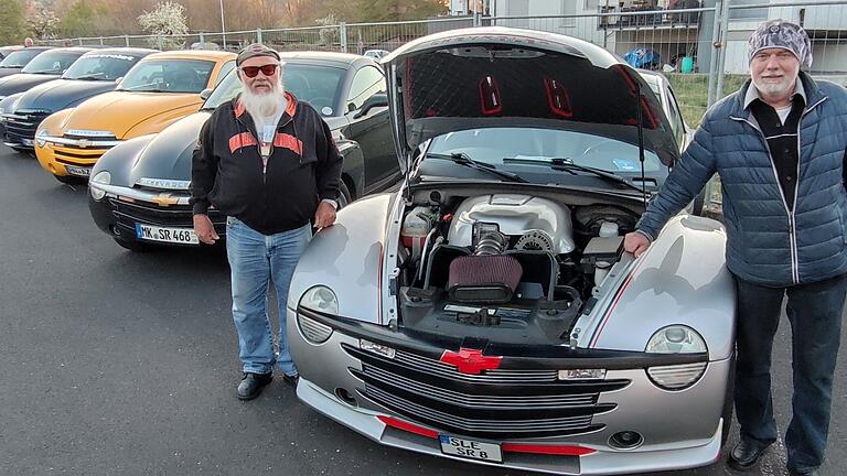 Peter Schädel (links) und Werner Kreuzburg haben das zweite deutschlandweite Chevi SSR-Liebhaber-Treffen in Randersacker organisiert – unter anderm, um dem V8-Motor zu huldigen.