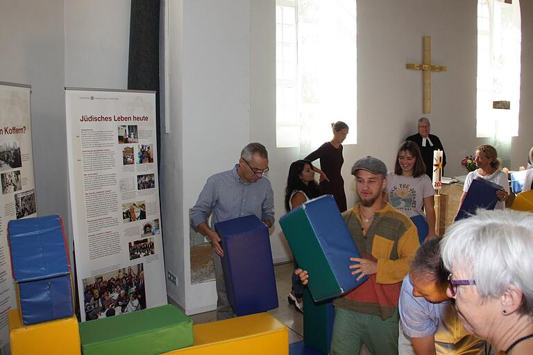 Die Gottesdienstbesucher waren eingeladen, mit Bausteinen ihre eigen Wunschkirche zu errichten.