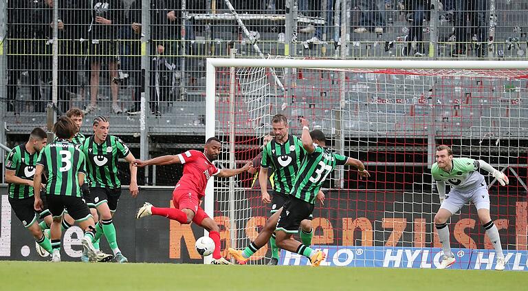 Allein gegen Alle: Saliou Sané kommt hier gegen die Hannoveraner (von links) Adem Podimaj, Hayate Matsuda, Tim Walbrecht, Julian Börner, Brooklyn Ezeh und Leo Weinkauf zum Abschluss.