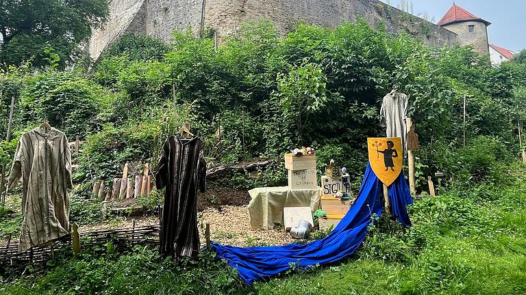 Die Freiluftbühne im Burggraben in Burggrumbach mit einer Auswahl des von der Bürgerstiftung Würzburg und Umgebung finanzierten Materials.