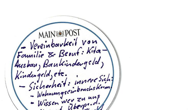 Das Wahlprogramm von Paul Lehrieder
auf einem Bierdeckel: „Vereinbarkeit von
Familie & Beruf: Kita-Ausbau, Baukindergeld, Kindergeld, etc; Sicherheit: Innere Sicherheit; Wohnungseinbruchskriminalität; Wissen, wer zu uns kommt, Überprüfung der Identität bei Flucht & Asyl“