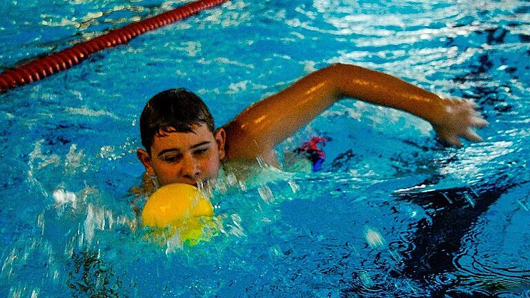 Gar nicht so einfach: Der Ball musste bei einem der Wettbewerbe lediglich mit dem Kopf durch das Wasser zum Beckenrad geschoben werden.