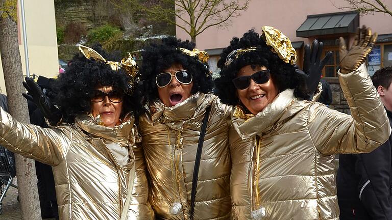 Sonnenschein und Schneetreiben begleiteten den Straßenfasching am Rosenmontag in Karbach. Eingeladen hatte die „Fidele Sängerrunde“ des Gesangvereins, die mit ihrer „Getränke-Scheesä“ durchs Dorf zog, begleitet von einer Horde bunt kostümierter Narren.