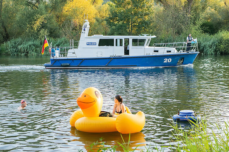 Auch die Strompolizei war am Wochenende mit ihrem Boot auf dem Main unterwegs und kontrollierte die Einhaltung der Regeln.