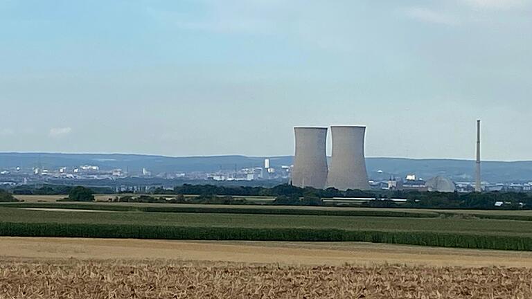 Vom Wasserhochbehälter zwischen Hergolshausen und Theilheim aus hat man freien Blick auf die Kühltürme. Gesprengt wird erst der linke, dann der rechte Turm. Vom Wasserhochbehälter zwischen Hergolshausen und Theilheim aus hat man freien Blick auf die Kühltürme. Gesprengt wird erst der linke, dann der rechte Turm.