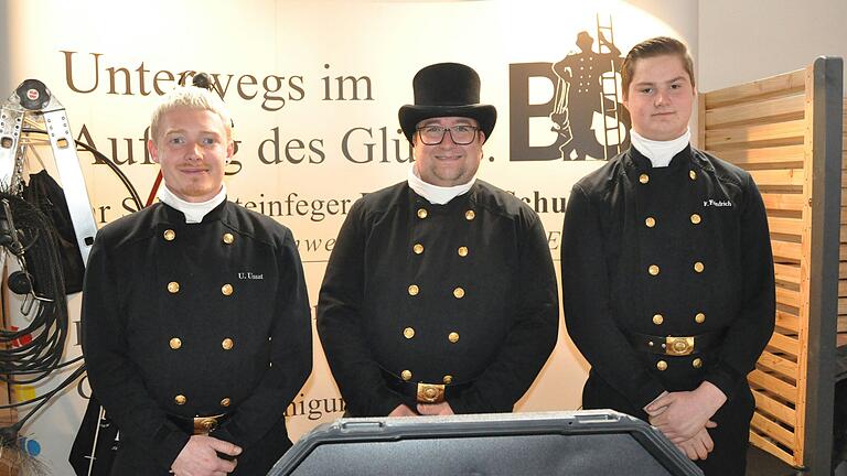 Sie sind unterwegs im Auftrag des Glücks (von links) Kaminkehrer Uli Ussat, Schornsteinfegermeister Benjamin Schultheis und Kaminkehrer Fabian Friedrich. Sie sind unterwegs im Auftrag des Glücks (von links) Kaminkehrer Uli Ussat, Schornsteinfegermeister Benjamin Schultheis und Kaminkehrer Fabian Friedrich.