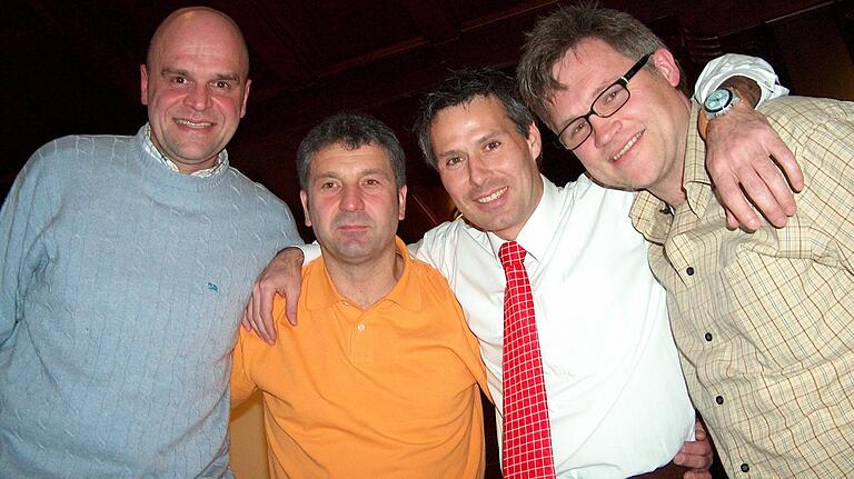 Das kurzzeitige Comeback 2005: Jens Schürer, Bernd Häcker, Rudi Gürtler und Rüdiger Mauder halfen in der Insolvenz-Elf des FC 05 Schweinfurt noch einmal aus. Das kurzzeitige Comeback 2005: Jens Schürer, Bernd Häcker, Rudi Gürtler und Rüdiger Mauder halfen in der Insolvenz-Elf des FC 05 Schweinfurt noch einmal aus.