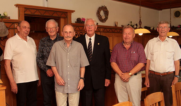 Bei der Jubilar-Ehrung: (von links) Heinz Vogt, Vorsitzender des Kugelfischer Sängerchores Schweinfurt, Manfred Hess, Dirigent Adrian Georg Micsa, Gründungsmitglied Lorenz Dümpert, Siegfried Gerhart und Chorsprecher Richard Schätzlein.