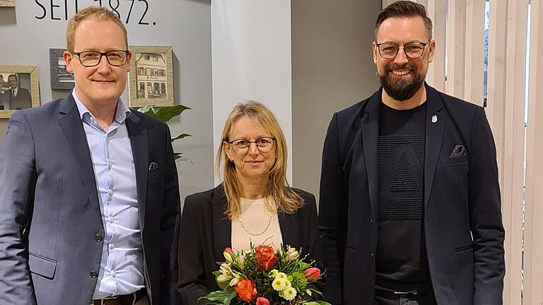 Auf dem Bild von links: Geschäftsführer Björn Tischer, Birgit Schilling, Geschäftsführer Bernd Titius.