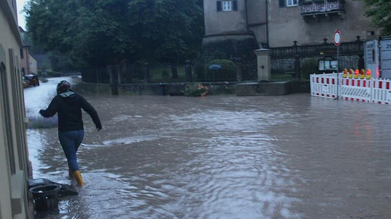 Ein einziger Fluss war in Rüdenhausen am Samstagabend die Ortsdurchfahrt im Bereich vom Schloss. Von Greuth her liefen die Bäche in den Ort. Ein einziger Fluss war in Rüdenhausen am Samstagabend die Ortsdurchfahrt im Bereich vom Schloss. Von Greuth her liefen die Bäche in den Ort.