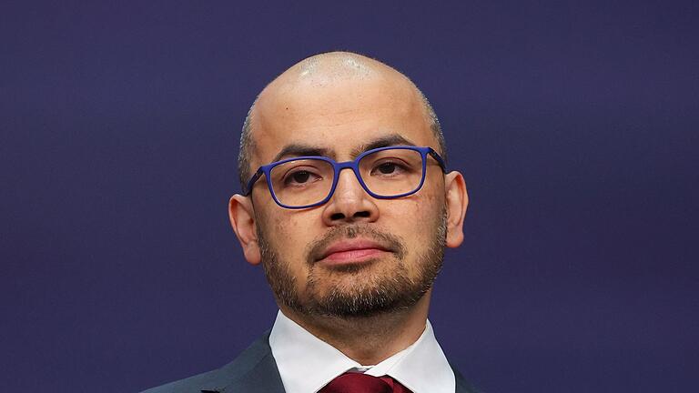 Bekanntgabe Nobelpreis 2024 – Chemie - Demis Hassabis, CEO von DeepMind Technologies, nahm am britischen Sicherheitsgipfel für künstliche Intelligenz (KI) im Bletchley Park teil. Bekanntgabe Nobelpreis 2024 – Chemie - Demis Hassabis, CEO von DeepMind Technologies, nahm am britischen Sicherheitsgipfel für künstliche Intelligenz (KI) im Bletchley Park teil.