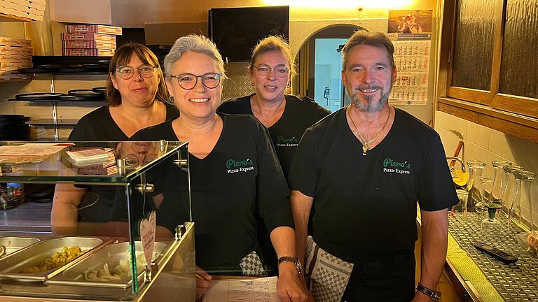Pieros Pizza-Express - Teamwork: Simone Pfülb, Simone Brust, Silvia Metz und Frank Sacilotto. Pieros Pizza-Express - Teamwork: Simone Pfülb, Simone Brust, Silvia Metz und Frank Sacilotto.