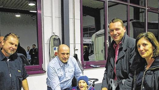 1000 Euro, damit Julius vorankommt - (weg) Einen Scheck über 1000 Euro übergaben Rainer Sieke, Geschäftsführer der Firma Sieke Design, und Norbert Deppisch vom Ford-Autohaus Deppisch an Familie Carsten Stranz in Werneck. Deren 14-jähriger Sohn Julius ist infolge eines septischen Schocks durch eine Infektion seit frühester Kindheit in seiner Entwicklung beeinträchtigt. Die Eltern suchen immer wieder nach Therapien, die helfen, den Gesundheitszustand des Jungen zu verbessern. So hat Julius schon zweimal eine Therapie mit Delfinen gemacht. Nun setzen seine Eltern neue Hoffnungen auf eine Therapie im Adeli Medical Center in Piestany in der Slowakei. Das internationale Rehabilitationszentrum ist auf die Behandlung von Patienten mit neurologischen Defiziten spezialisiert. Es kommen dort komplexe Bewegungstherapien zur Anwendung, die für die russische Raumfahrt entwickelt wurden. Diese Therapie wird bislang von keiner Krankenkasse unterstützt. Die Spende der beiden Wernecker Firmen ist deshalb für die Eltern eine großartige Unterstützung. 1000 Euro, damit Julius vorankommt - (weg) Einen Scheck über 1000 Euro übergaben Rainer Sieke, Geschäftsführer der Firma Sieke Design, und Norbert Deppisch vom Ford-Autohaus Deppisch an Familie Carsten Stranz in Werneck. Deren 14-jähriger Sohn Julius ist infolge eines septischen Schocks durch eine Infektion seit frühester Kindheit in seiner Entwicklung beeinträchtigt. Die Eltern suchen immer wieder nach Therapien, die helfen, den Gesundheitszustand des Jungen zu verbessern. So hat Julius schon zweimal eine Therapie mit Delfinen gemacht. Nun setzen seine Eltern neue Hoffnungen auf eine Therapie im Adeli Medical Center in Piestany in der Slowakei. Das internationale Rehabilitationszentrum ist auf die Behandlung von Patienten mit neurologischen Defiziten spezialisiert. Es kommen dort komplexe Bewegungstherapien zur Anwendung, die für die russische Raumfahrt entwickelt wurden. Diese Therapie wird bislang von keiner Krankenkasse unterstützt. Die Spende der beiden Wernecker Firmen ist deshalb für die Eltern eine großartige Unterstützung.
