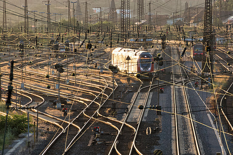 Ein Gewirr von Leitungen und Gleisen dominiert die Eisenbahnerstadt Gemünden auf diesem Foto, das der passionierte Hobbyfotograf Rainer Knoblach von der Keßlerbrücke aus aufgenommen hat.