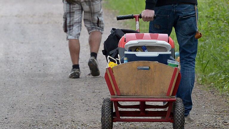 Eine Tour mit dem Bollerwagen ist Bayern am Vatertag trotz Corona möglich.