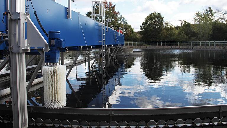 Neben der Unsicherheit über die Verfügbarkeit von Wasserressourcen nimmt die Zahl an Schadstoffen, die ins Abwasser gelangen, kontinuierlich zu. Im Symboldbild: das Klärwerk Kitzingen.