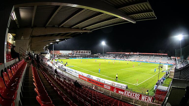 Die Flyeralarm Arena am Dallenberg. Nach den neuesten Plänen der Kickers soll sie schrittweise ausgebaut und überdacht werden. Losgehen könnte es mit der Gegengerade. Die Flyeralarm Arena am Dallenberg. Nach den neuesten Plänen der Kickers soll sie schrittweise ausgebaut und überdacht werden. Losgehen könnte es mit der Gegengerade.