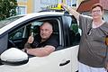 Alles im Lot: Otto Knarr fühlt sich im Taxi wohl und an der Seite seiner Gattin Ilka bestens aufgehoben.