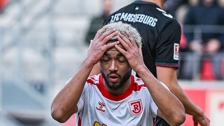 Jahn Regensburg - 1. FC Magdeburg       -  Regensburgs Bryan Hein fasst sich nach seiner vergebenen Großchance zum 1:1 an den Kopf.