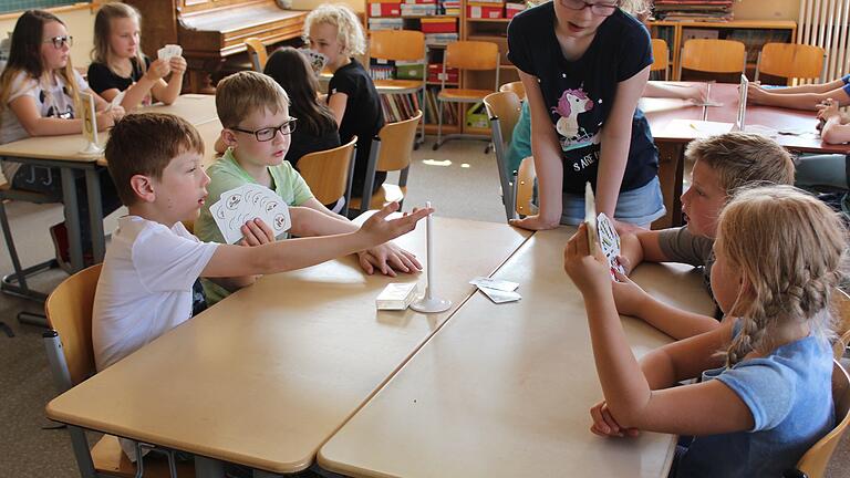 Lehrer fordern: Schafkopf soll auf den Stundenplan       -  Spaß ist Trumpf: Schafkopf an der Grundschule in Langenprozelten.