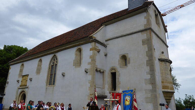 Vor der uralten Kunigundenkapelle wurde zunächst der Gottesdienst und anschließend der Abschluss der Dachsanierung gefeiert.