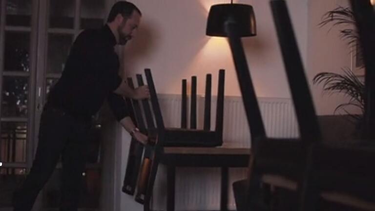 Peter Wlost, Betreiber des El Moro an der Bad Neustädter Salzpforte, stellt die Stühle in seinem Lokal hoch. Er und fünf weitere Bad Neustädter Gastronomen berichten in einem Video von ihrer derzeitigen Lage. Peter Wlost, Betreiber des El Moro an der Bad Neustädter Salzpforte, stellt die Stühle in seinem Lokal hoch. Er und fünf weitere Bad Neustädter Gastronomen berichten in einem Video von ihrer derzeitigen Lage.