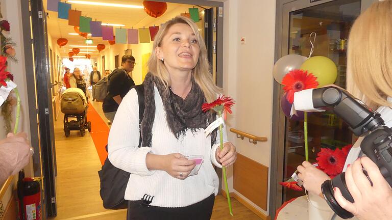 Den roten Teppich ausgerollt: Auf der 'Rosenallee' im AWO-Seniorenzentrum Schwebheim gab es Blumen für die Pflegekräfte. Den roten Teppich ausgerollt: Auf der 'Rosenallee' im AWO-Seniorenzentrum Schwebheim gab es Blumen für die Pflegekräfte.