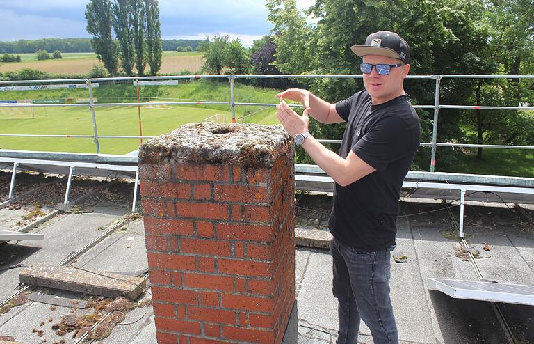 Ein kleines Loch im weiteren Kamin auf dem FC-Gebäude: Adam Schendzielorz zeigt esauf