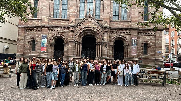 Gruppenfoto vor dem Temple Neuf: Schülerinnen der St.-Ursula-Schule mit ihren Lehrkräften Sonja Heinrich (links), Michael Schraut (Mitte) und Bettina Natzschka (rechts).