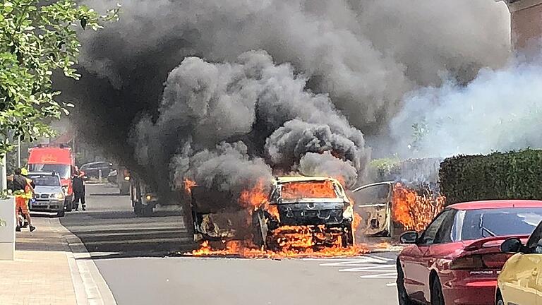 Zwei Autos gingen in der Gerolzhöfer Steigerwaldstraße nach einem technischen Defekt in Flammen auf.