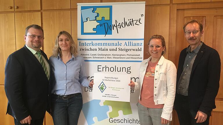 Das Bild zeigt (von links) Werner Knaier, erster Bürgermeister Wiesentheid und Vorsitzender der Arbeitsgemeinschaft 'Dorfschätze', Isabell Kirchner, Verbandsverwaltung VGem Wiesentheid, Teresa Öchsner, Allianzmanagerin und Umsetzungsbegleitung ILE 'Dorfschätze', Johannes Krüger, Sachgebietsleiter Land- und Dorfentwicklung ALE Würzburg. Das Bild zeigt (von links) Werner Knaier, erster Bürgermeister Wiesentheid und Vorsitzender der Arbeitsgemeinschaft 'Dorfschätze', Isabell Kirchner, Verbandsverwaltung VGem Wiesentheid, Teresa Öchsner, Allianzmanagerin und Umsetzungsbegleitung ILE 'Dorfschätze', Johannes Krüger, Sachgebietsleiter Land- und Dorfentwicklung ALE Würzburg.