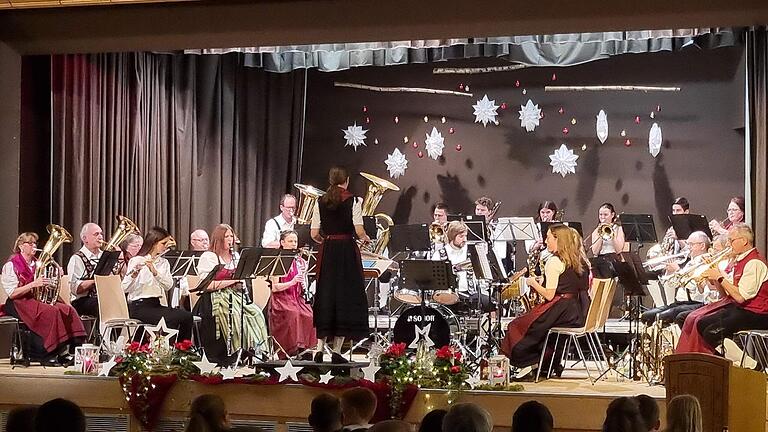 Die Trachtenkapelle Oberelsbach beim Weihnachtskonzert.