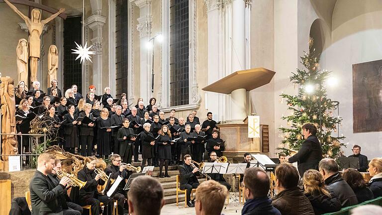 Rund 400 Menschen besuchen das Dreikönigskonzert des Oratorienchors in der Kirche St. Stephan. Der Konzertabend wurde von Matthias Göttemann geleitet.