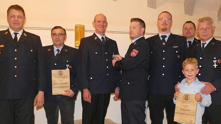 Die Geehrten und ihre Laudatoren (von links) bei der Florianifeier der Feuerwehr Tiefenstockheim: Kreisbrandinspektor Patrick Stein, Andreas Weiermann, Christian Kollenbarth, Kreisbrandmeister Mario Manfrini beim Anstecken des Ehrenzeichens, Kommandant Sven Stark, Vorsitzender Markus Heilmann sowie Elias Rink, der stolz die Auszeichnung von Papa Michael Rink präsentiert.