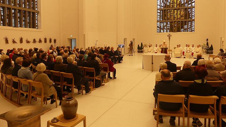 Der Altar als Kraftzentrum: Die umgestaltete Kirche St. Anton wurde mit einem bischöflichen Pontifikalamt neu eingeweiht.