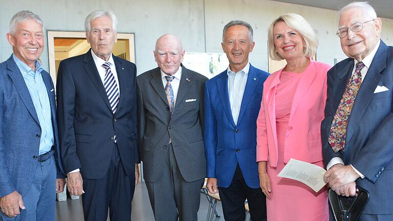 Festakt zum 50-jährigen Bestehen des Landkreises Kitzingen. Zu den Festgästen am Samstag in der Realschule Kitzingen gehörten (von links): Ex-Landtagsabgeordneter Otto Hünnerkopf, Ex-Bundeswirtschaftsminister Michael Glos, Ex-Regierungspräsident Franz Vogt, Ex-Landrat Siegfried Naser, Landrätin Tamara Bischof und Altlandrat Rolf Bauer.