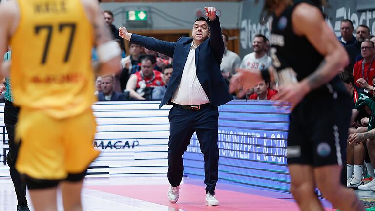 Sasa Filipovski (im Hintergrund) beim Heimspiel gegen Athen vor einer Woche. Hunter Hale (links) bekamen die Würzburger am Dienstag in Athen nicht in den Griff. Sasa Filipovski (im Hintergrund) beim Heimspiel gegen Athen vor einer Woche. Hunter Hale (links) bekamen die Würzburger am Dienstag in Athen nicht in den Griff.
