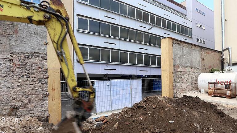 Grabungen im Kloster: Trinkbecher aus Würzburgs Vergangenheit - Künftig erreichen Autofahrer die neue Hotel-Tiefgarage über die Schneise in der Klostermauer. Grabungen im Kloster: Trinkbecher aus Würzburgs Vergangenheit - Künftig erreichen Autofahrer die neue Hotel-Tiefgarage über die Schneise in der Klostermauer.