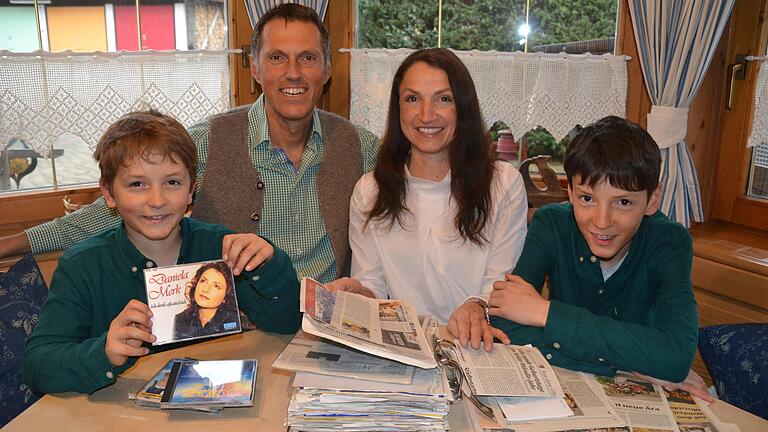 Daniela Kirschner, früher bekannt als Daniela Merk, die 'Spessartlerche von Oberndorf', im Kreis ihrer Familie in Oberstdorf im Allgäu mit Ehemann Hannes und den Kindern Pius (links) und Luis. Daniela Kirschner, früher bekannt als Daniela Merk, die 'Spessartlerche von Oberndorf', im Kreis ihrer Familie in Oberstdorf im Allgäu mit Ehemann Hannes und den Kindern Pius (links) und Luis.