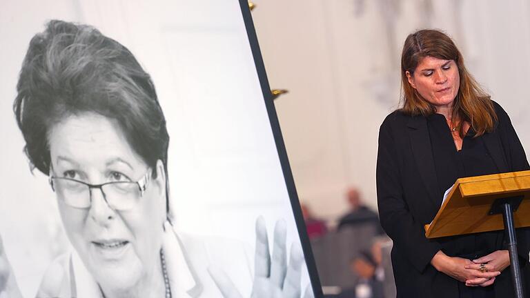Claudia Stamm, älteste Tochter der verstorbenen ehemaligen bayerischen Landtagspräsidentin Barbara Stamm, spricht während eines Trauerstaatsaktes im Dom.