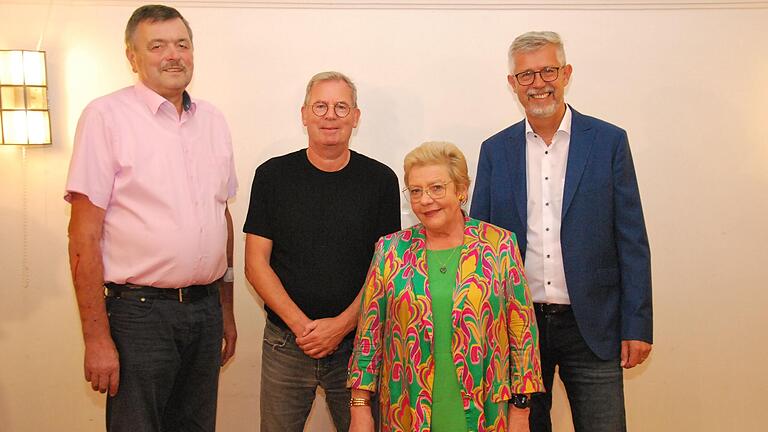Haben ihr Amt als Marktgemeinderat abgegeben: Helmut Keidel (von links), Wolfgang Laug und Ulrike Haase mit Bürgermeister Bernhard Weidner (rechts).