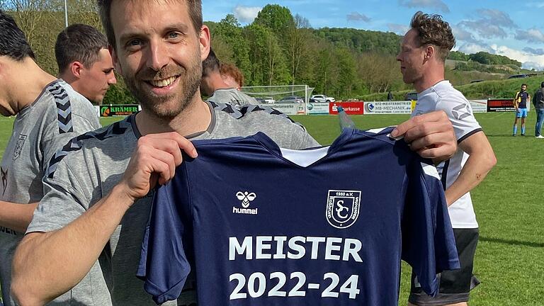 Ulli Bieber von der (SG) SC Roßbrunn-Mädelhofen mit dem Meistertrikot. Ulli Bieber von der (SG) SC Roßbrunn-Mädelhofen mit dem Meistertrikot.