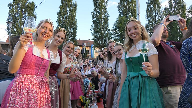 Etlich Weinhoheiten aus ganz Franken waren auf Einladung der Sander Weinprinzessin Anna-Lena-Sünkel (links) zum Wein-Event nach Sand. Etlich Weinhoheiten aus ganz Franken waren auf Einladung der Sander Weinprinzessin Anna-Lena-Sünkel (links) zum Wein-Event nach Sand.